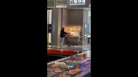 Man destroys jewelry store display case in Hangzhou robbery