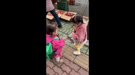 Adorable hand-holding struggle in South Korea