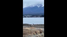 Heartwarming proposal in front of Mount Fuji volcano in Japan