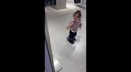 Adorable fashionista proves that she was born to model for Zara