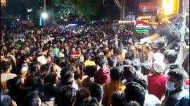 Free food draws in hundreds outside restaurant causing traffic jam in India