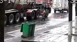 Chinese boy risk dashing under truck that waits for traffic light