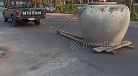 Resourceful driver uses logs as makeshift cargo trailer