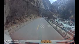 CLOSE CALL: Surprising Encounter With an Avalanche Which Engulfs The Entire Road