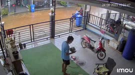 Kind father offers home to delivery riders stuck in heavy rain