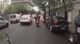 Buenos Aires break-in: motorcyclist captures robbery at traffic lights