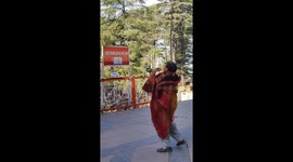 Monkey returns sunglasses to tourist after food trade