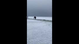 Eyewitness video captures fishermen jumping from breaking ice floe in Primorye, Russia