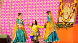 Folk artist perform on Holi festival in India