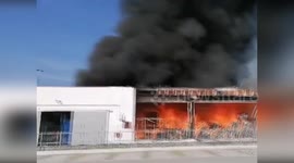 35 Firefighters Battle Blaze Ravaging Industrial Zone in Saonara, Italy