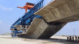 India bridge collapse kills one and injures many workers