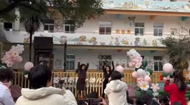 Grandmothers Steal the Spotlight at Kindergarten Performance in Xuancheng, China