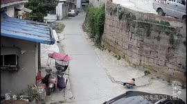Chinese kid survives being run over by car