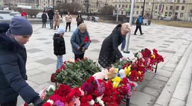People pay tribute to the victims of the Moscow terrorist attack in St Petersburg