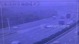 沪宁高速江苏段:白色奥迪突然变道撞飞黑色轿车