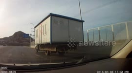 霸气“房车”!货车拉着简易房大风天上路狂奔