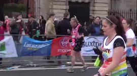 Man sings with microphone while running the London Marathon