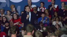 Ted Cruz makes fun of Donald Trump at rally
