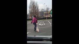 Flock of seagulls play keep away with woman's food