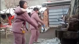 Chinese girls showcase impressive knife-throwing skills