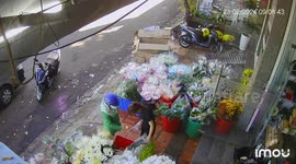 CCTV caught a car almost hit a woman buying flowers in the florist