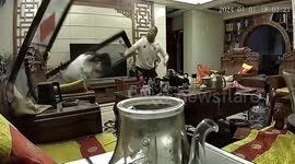 Heroic father saves daughter from being crushed by fallen heavy door in China