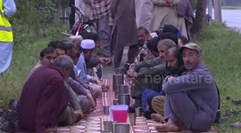 Chinese volunteers serve food to underprivileged Pakistanis during Ramadan