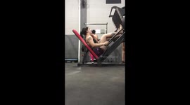 Leg press fail: 350kg attempt ends in gym mishap