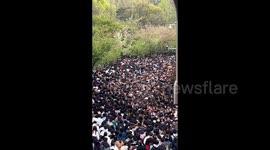 Massive crowds swarm famous scenic spot on Tomb-Sweeping Day in China