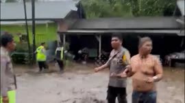 Dramatic, human evacuation from the cold lava floods of Mount Marapi