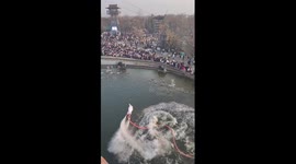 Flyboarder puts on incredible performance in China