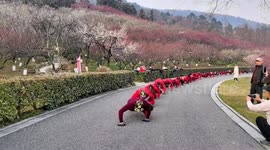 Bizarre 'crocodile crawl' fitness routine takes over Chinese park