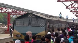 Bangladeshi people travel home to celebrate Eid al-Fitr