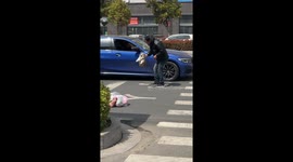 Naughty Corgi hides under cars at traffic lights and refuses to come out