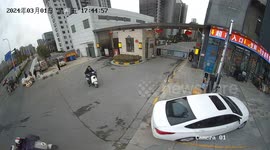 Motorbike rider hit by falling parking barrier in Anhui, China
