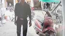 The thief escaped stole a bicycle at the intersection in Amethi,Theft incident was captured in CCTV camera