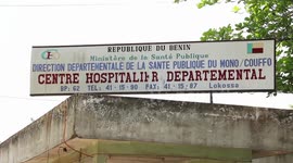 Chinese doctors provide free medical services in Benin
