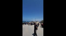 Displaced Palestinians on their way try to return to their homes in northern Gaza