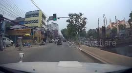 Tourist not used to rented motorcycle loses control and falls into canal