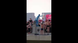 Daredevil dressed as Avatar leaps from bridge in China