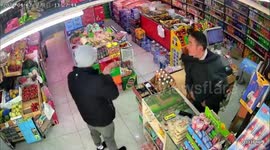 Tourist uses hilarious hand gestures to communicate in shop in China