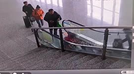 Police officer saves elderly passenger from escalator fall