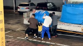 Adorable toddler takes on 'porter' role, helping family in southern China
