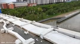 Fierce storm winds tear down bridge railing in southern China