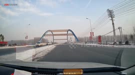 China: three cars glide into a U-turn simultaneously in Henan Province