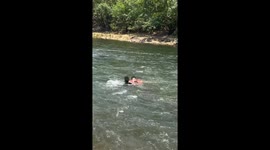 Brave man rescues drowning woman at Chinese scenic spot