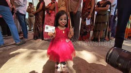 World's smallest woman casts vote during Indian general election
