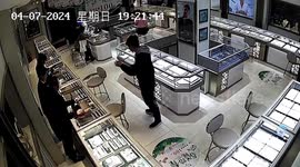 Chinese police swiftly arrest young man after daring gold necklace theft from jewellery store