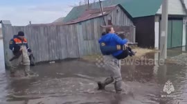 Russian regions fight flood as water levels remain high