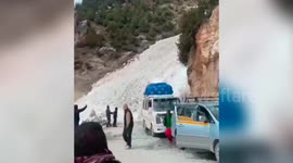 Massive avalanche buries highway in northern India